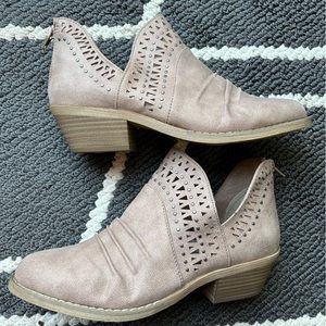 Report brand (Famous Footwear) Light tan Bootie with 1.5” heel, women’s size 7.5